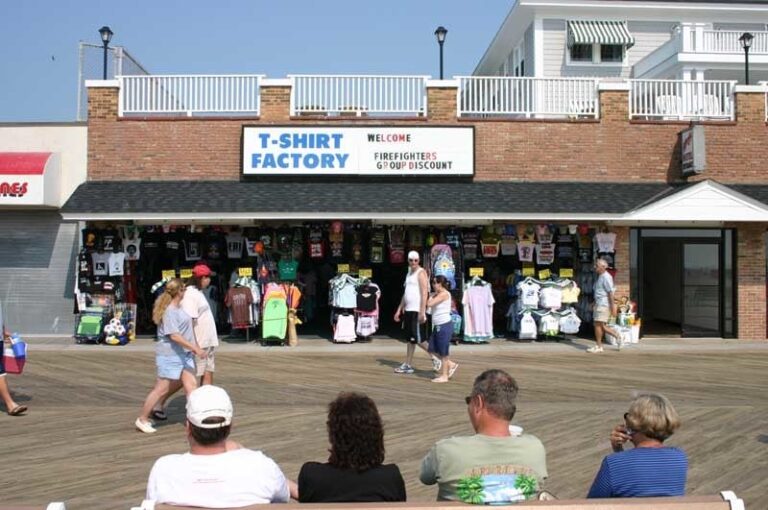 T-Shirt Factory – Retail Clerk