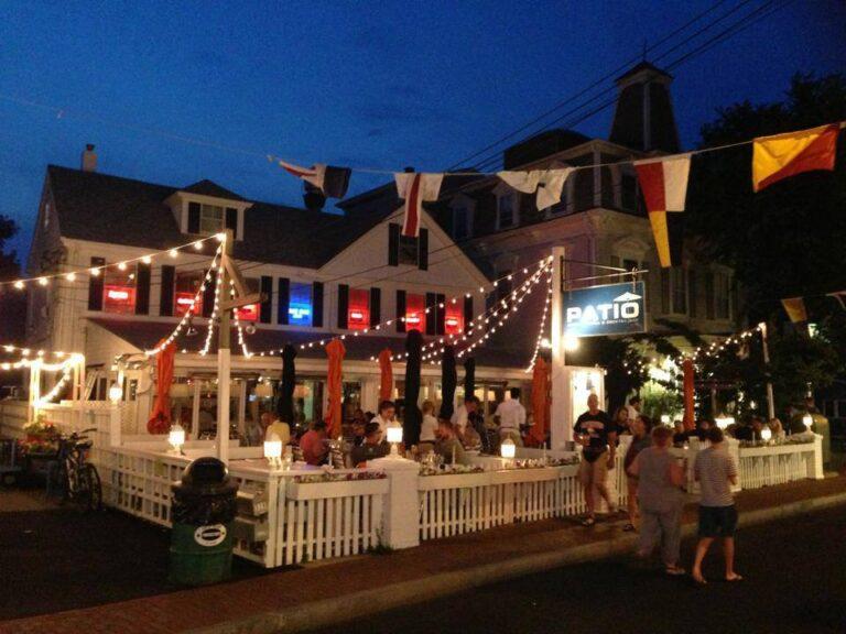 Patio American Grill and Cocktail Bar – Food Runner